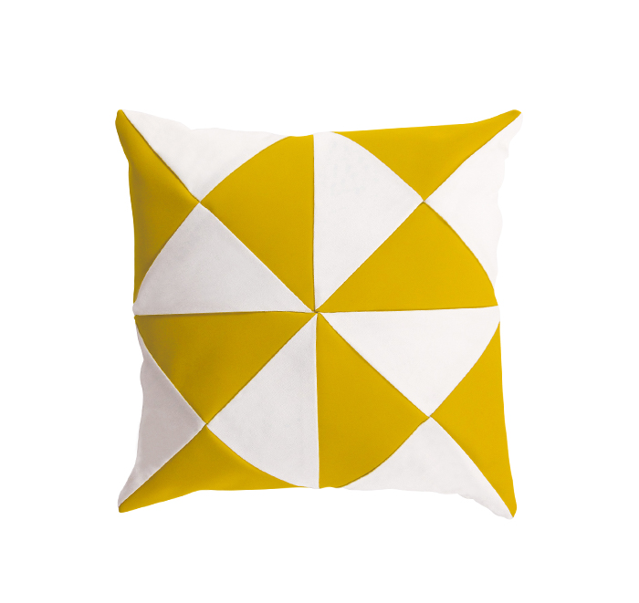 17 - COUSSIN TRIANGLE CURCUMA_BLANC