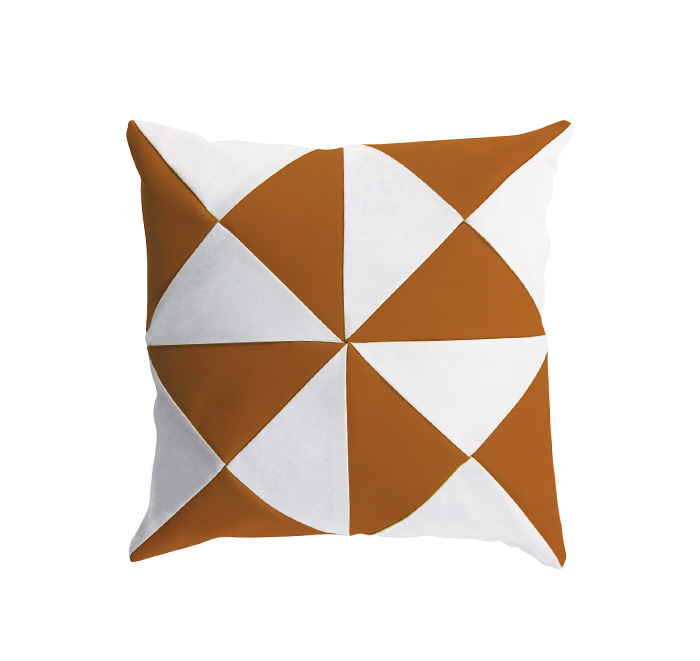 19 - COUSSIN TRIANGLE FAUVE_BLANC