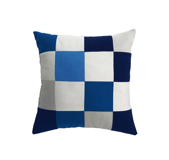 22 - COUSSIN SQUARE BLEU DUR_BLANC